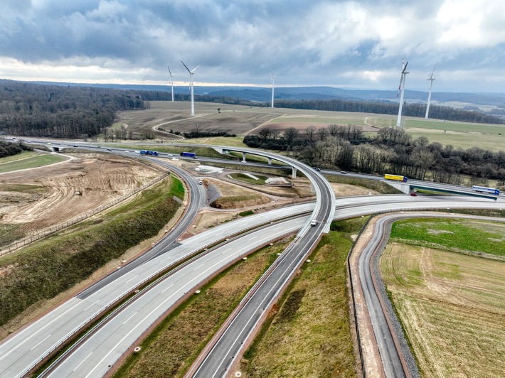 Deutlich weniger Staukilometer durch Lückenschluss / Verkehrsfreigabe der A49 am Ohmtaldreick verringert Staugeschehen / ADAC Auswertung ergibt ein Minus von bis zu 85 Prozent
