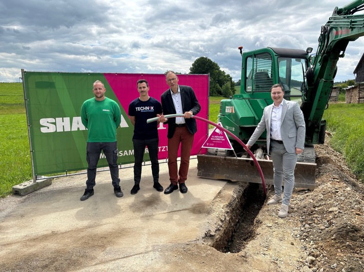 Roggenburg: Bürgermeister Mathias Stölzle besucht Glasfaser-Baustelle der Telekom