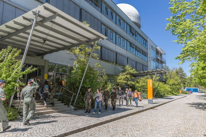 Bundesministerin der Verteidigung besucht die Universität der Bundeswehr in München und das Cyber Defense Institut