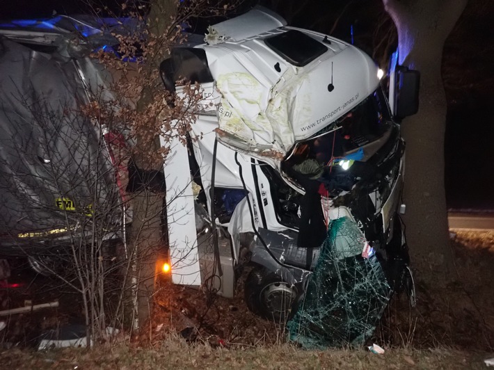 POL-ROW: ++ Alkoholisierter Lkw-Fahrer prallt gegen Baum ++ Brandmeldealarm durch vergessenes Essen ++ Falscher Notruf löst Polizeieinsatz aus ++