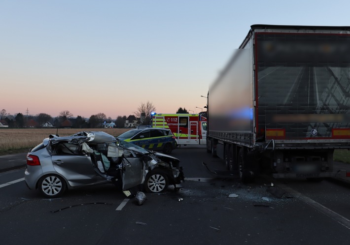 POL-HF: Pkw kollidiert mit geparktem LKW - 83-Jähriger schwer verletzt