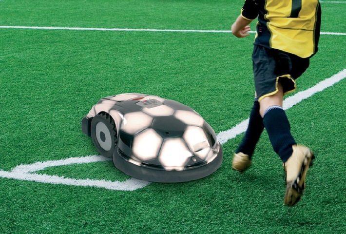 Robomow-Sonderedition: Ein Fußball, der Rasen mäht (mit Bild)