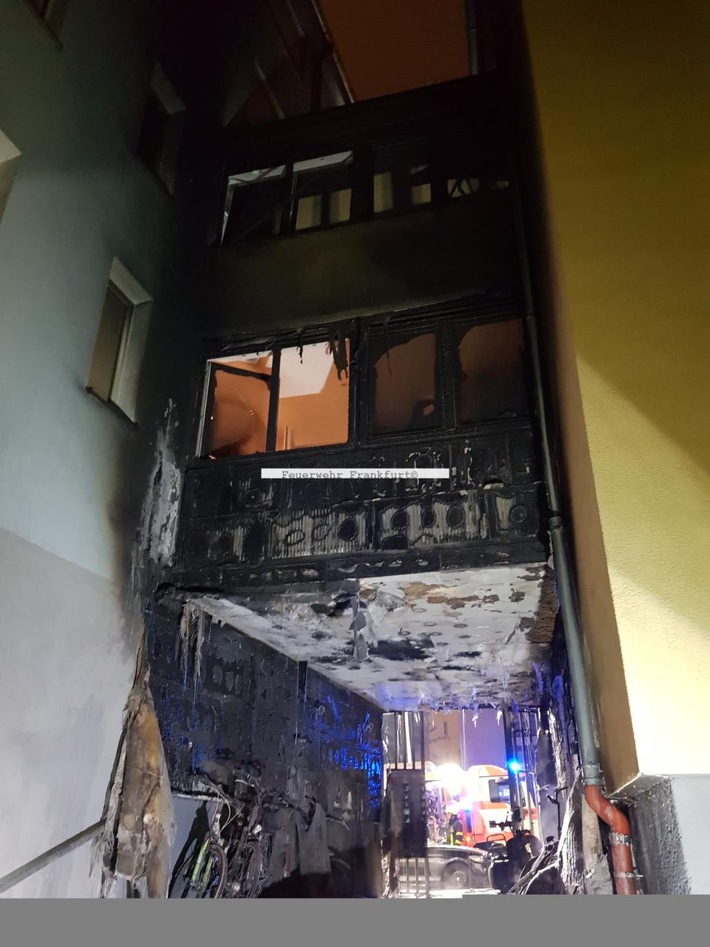 FW-F: Brennender Motorroller entzündet Fassadendämmung und löst Wohnungsbrand aus