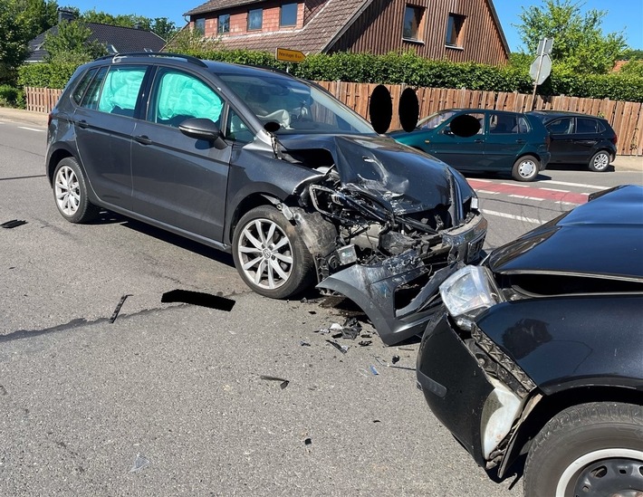 POL-MI: Verkehrsunfall im Kreuzungsbereich - Kleinkind leicht verletzt
