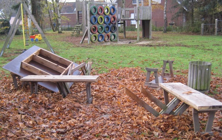 POL-NI: Mutlose Zerstörungswut auf Spielplatz -Bilder im Download-