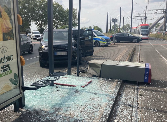 POL-DU: Kaßlerfeld: Auto prallt in Straßenbahnhaltestelle - Zwei Verletzte