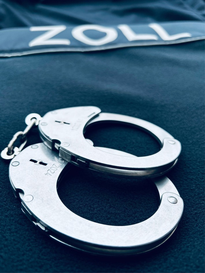 HZA-SI: Zoll vollstreckt Haftbefehl gegen Prokuristin wegen Schwarzarbeit