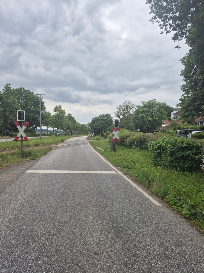 POL-NMS: 20260610-1-PDNMS- Zeugenaufruf nach Verkehrsunfall mit Bahnschranke