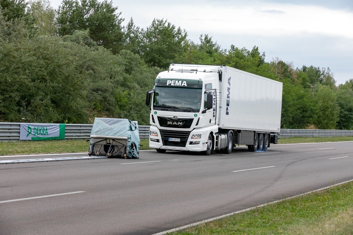 Notbremsassistenten können schwere Lkw-Auffahrunfälle verhindern. Weiterer Text über ots und www.presseportal.de/nr/6647 / Die Verwendung dieses Bildes ist für redaktionelle Zwecke honorarfrei. Veröffentlichung bitte unter Quellenangabe: "obs/DEKRA SE/Karl-Heinz Augustin / DEKRA"