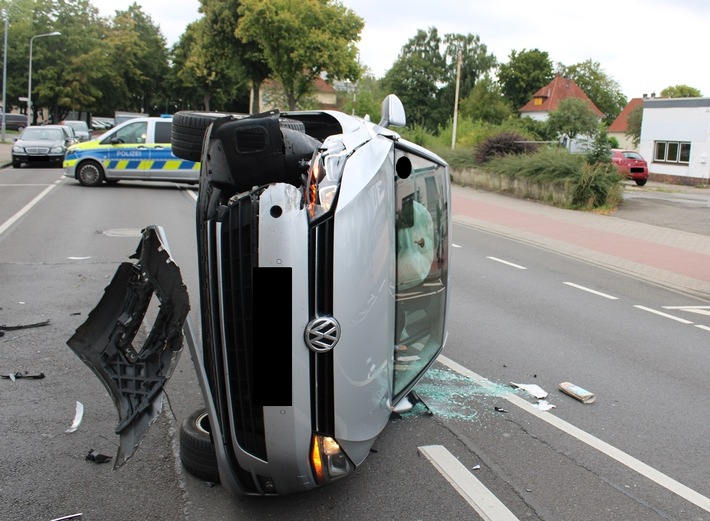 POL-MI: Auto kippt nach Kollision auf die Seite