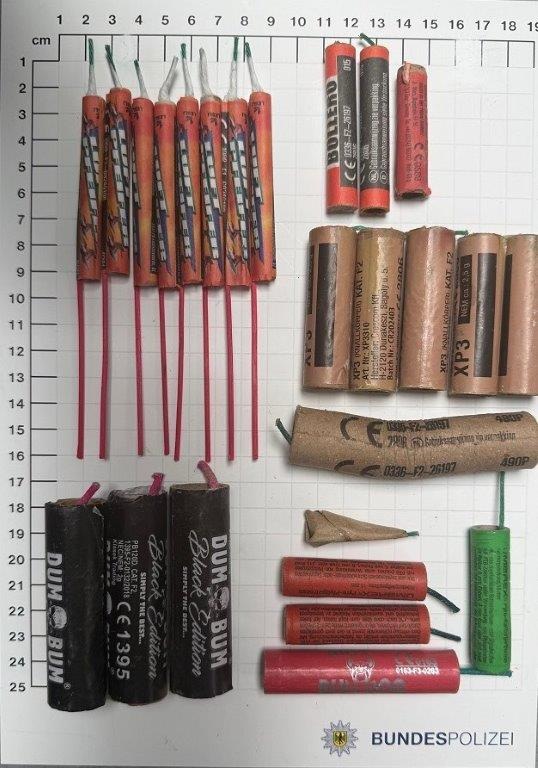 BPOL NRW: Hauptbahnhof Paderborn - Bundespolizei stellt 25 Böller sicher