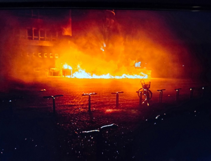 FW Datteln: Erneut brennende Mülltonnen am Comenius Gymnasium Datteln