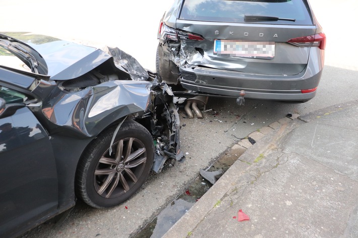 POL-HX: Auf geparkten Pkw aufgefahren - Beifahrerin leicht verletzt