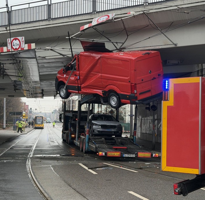 FW Dresden: Feuerwehr Dresden beseitigt gefährliche Lage nach Unfall unter Brücke