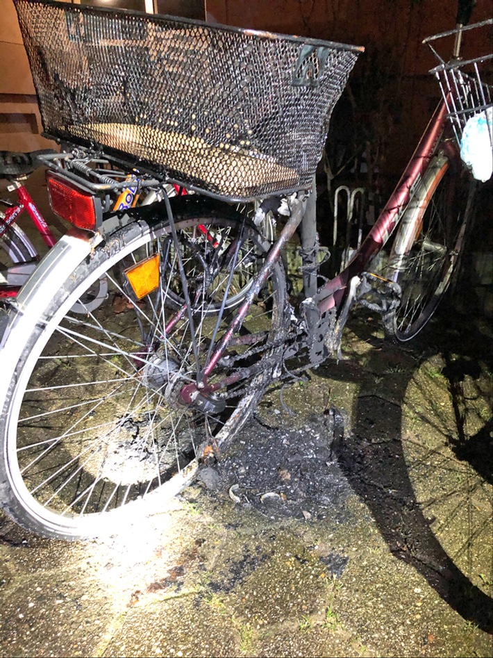 POL-ME: Berliner Viertel: Fahrrad angezündet - Monheim am Rhein - 2102145