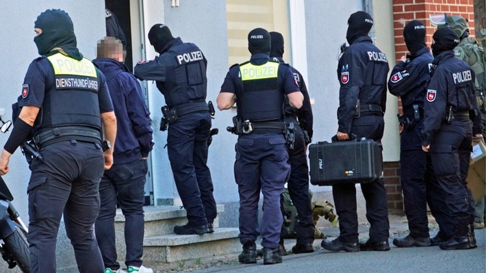 POL-H: Forciertes Vorgehen nach Schüssen am Weender Tor: Polizei durchsucht zwei weitere Wohnhäuser in Rhumspringe und Hannover, erneut Spezialeinsatzkommandos im Einsatz