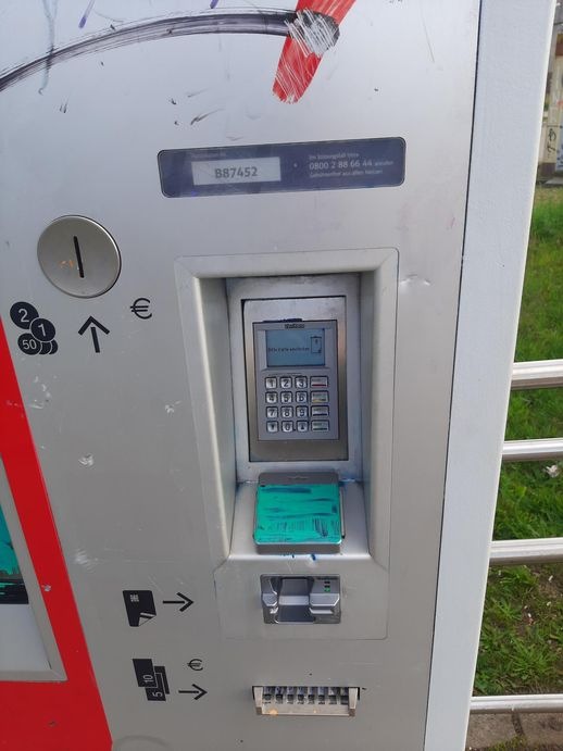 BPOL-HRO: Fahrkartenautomat mit Farbe unbrauchbar gemacht