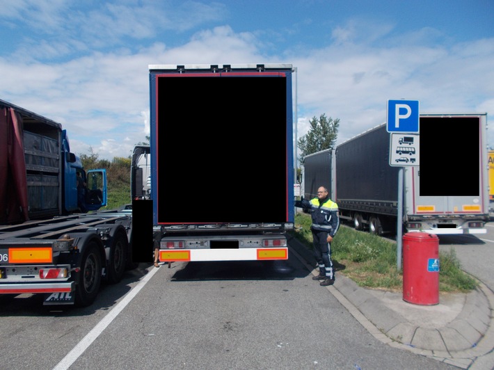 POL-PDLD: B9/Rülzheim: Schwerverkehrskontrolle auf dem Parkplatz Rheinaue