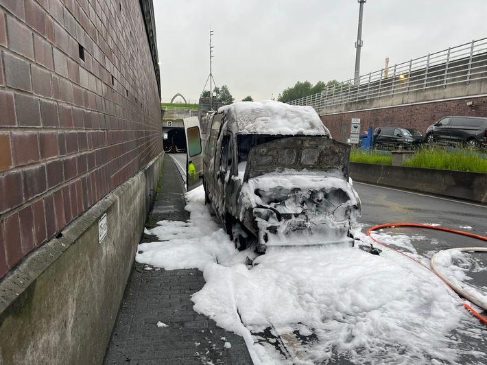 POL-CUX: Wesertunnelsperrung aufgrund eines Transporterbrandes (Foto im Anhang)