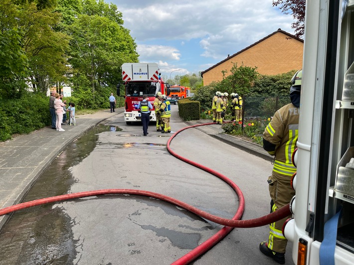 FW Lage: Feuer 2/Carport-/Garagenbrand - 06.05.2022 - 15:37 Uhr