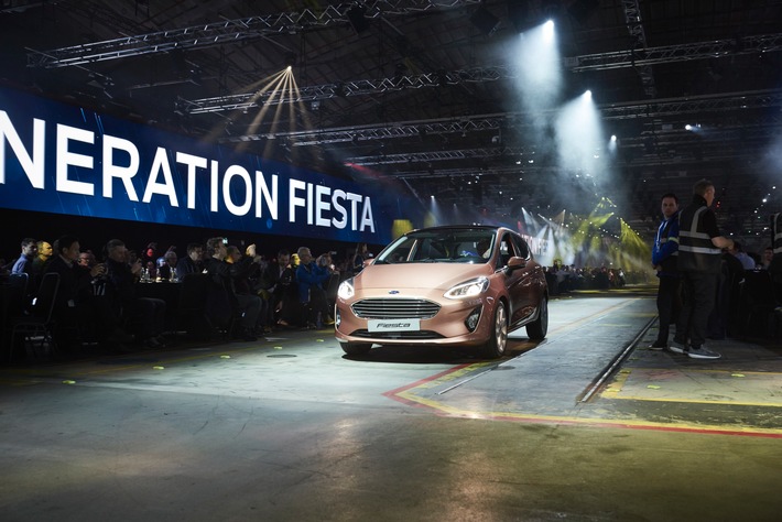 Roboter von Ford legte bei der Enthüllung des neuen Ford Fiesta am Plattenteller auf - gemeinsam mit DJ Yoda