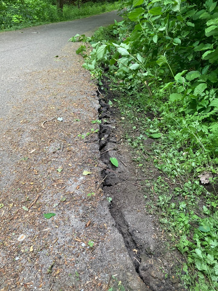 POL-DU: Obermeiderich/Neumühl: 40-Tonner überquert A42 über Fuß- und Radweg