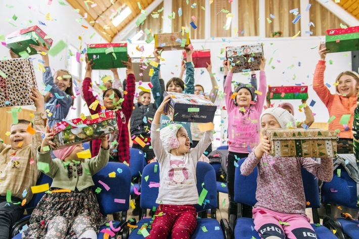 Im Rahmen der weltweiten Aktion "Weihnachten im Schuhkarton" wird dieses Jahr das 200-millionste Geschenkpäckchen einem Kind übergeben werden. / Weiterer Text über ots und www.presseportal.de/nr/56021 / Die Verwendung dieses Bildes für redaktionelle Zwecke ist unter Beachtung aller mitgeteilten Nutzungsbedingungen zulässig und dann auch honorarfrei. Veröffentlichung ausschließlich mit Bildrechte-Hinweis.
