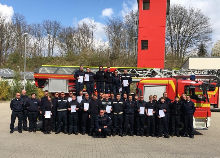 FW-EN: 30 freiwillige Feuerwehrleute beenden Ihre Grundausbildung