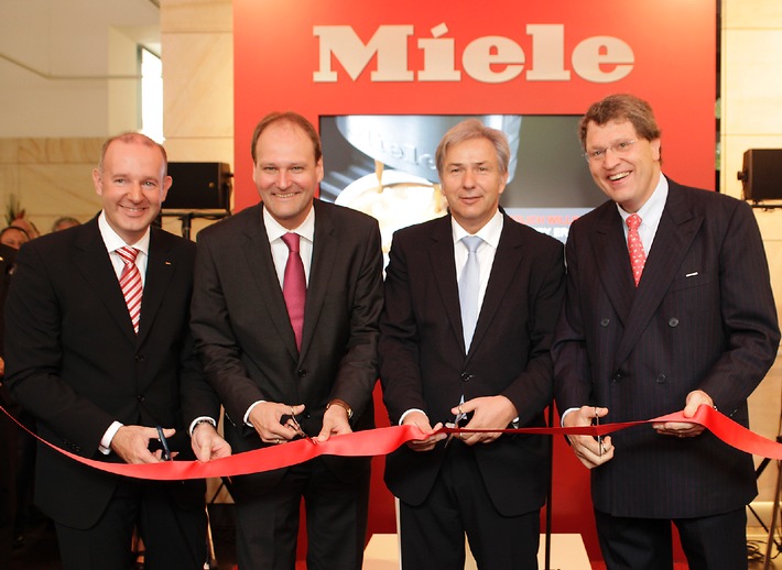 Bürgermeister Wowereit: &quot;Miele setzt ein Zeichen&quot; / Miele Gallery &quot;Unter den Linden&quot; heute offiziell eröffnet (mit Bild)