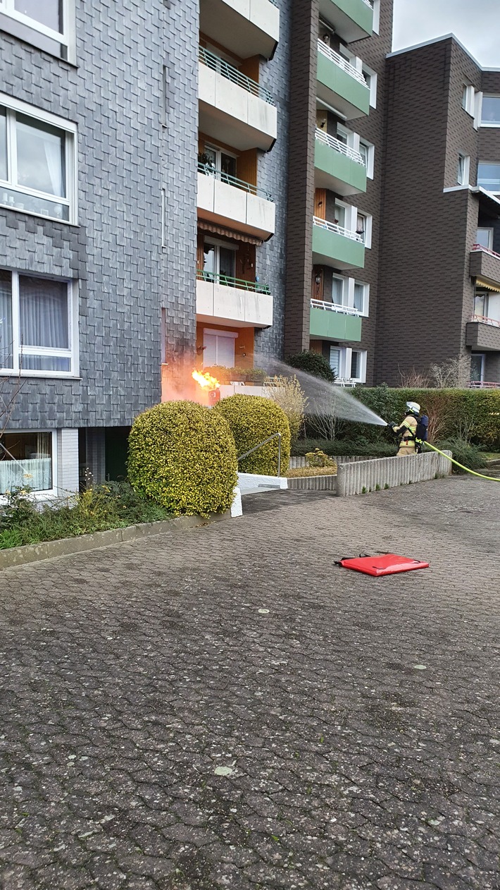 FW Bremerhaven: Brennende Gasflasche auf einem Vordach