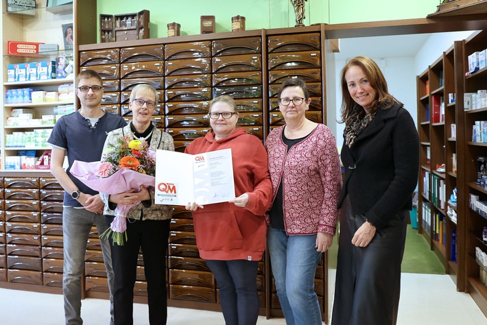 Ulmen-Apotheke in Duisburg erhält 2000. QM-Zertifikat / Ein wichtiger Meilenstein für das Qualitätsmanagement im Kammerbezirk