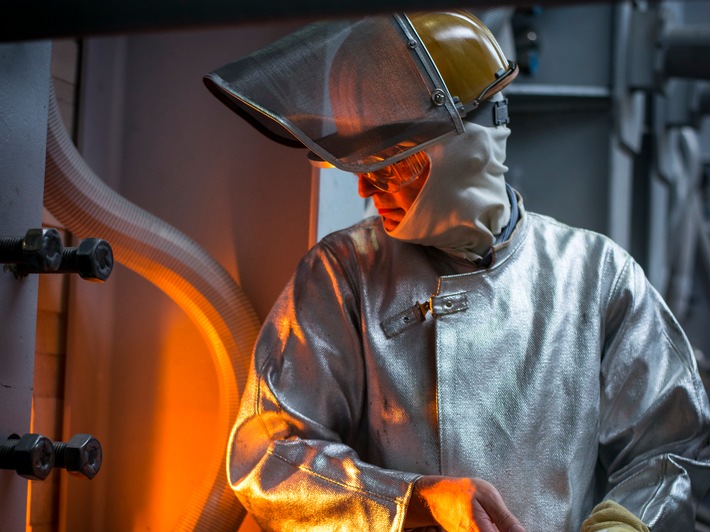 Klimafreundliche Glasherstellung: Erfolgreiche Tests mit Wasserstoff im industriellen Maßstab