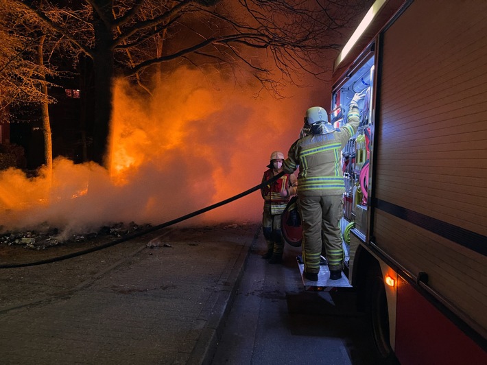 FW Osterholz-Scharm.: Nächtlicher Entstehungsbrand