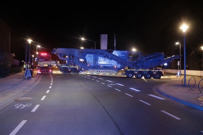 POL-HX: Schwertransport bleibt in Bad Driburg liegen