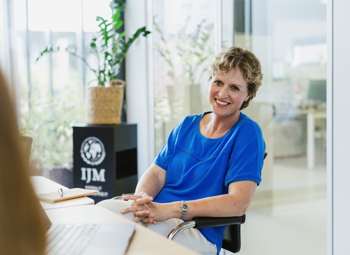 Die Freiheit hat eine neue Anwältin: Evelyn Moeck ab 1. Juli 2025 neue Vorstandsvorsitzende bei IJM Deutschland, der führenden Menschenrechtsorganisation zum Thema moderne Sklaverei