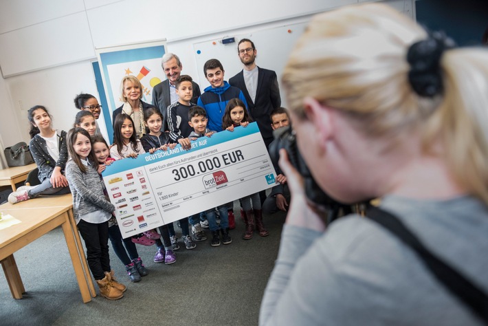 Kostenloses Frühstück für Grundschulkinder: Uschi Glas nimmt 300.000 Euro für sozial benachteiligte Kinder entgegen