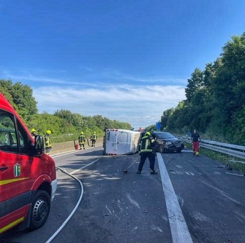 FW Bergheim: Drei Verletzte nach Unfall auf A61 Kleintransporter kollidiert mit PKW auf Standstreifen