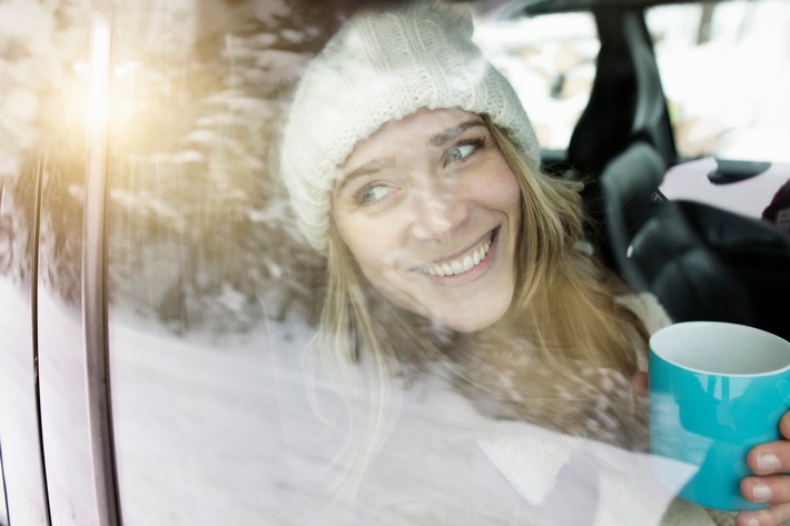 An den Feiertagen gut ankommen - trotz Verkehr und Winterwetter / An Weihnachten steigt die Anzahl der Autounfälle / Die DVAG klärt über wichtige Versicherungen auf und gibt Tipps für die Autofahrt