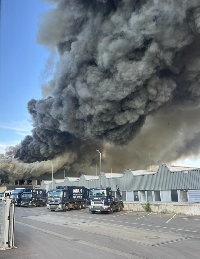 FW Pforzheim: Erneuter Brand einer Lagerhalle eines Entsorgungsbetriebes