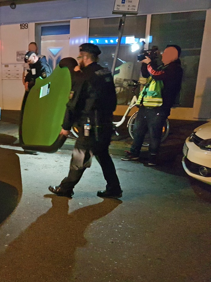 POL-ME: Gemeinsamer Großeinsatz mehrerer Sicherheitsbehörden gegen kriminelle Personen und Gruppen - Langenfeld - 1904172