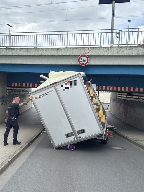 POL-OF: 80 Zentimeter zu hoch: Fahrzeug blieb an Brücke hängen
