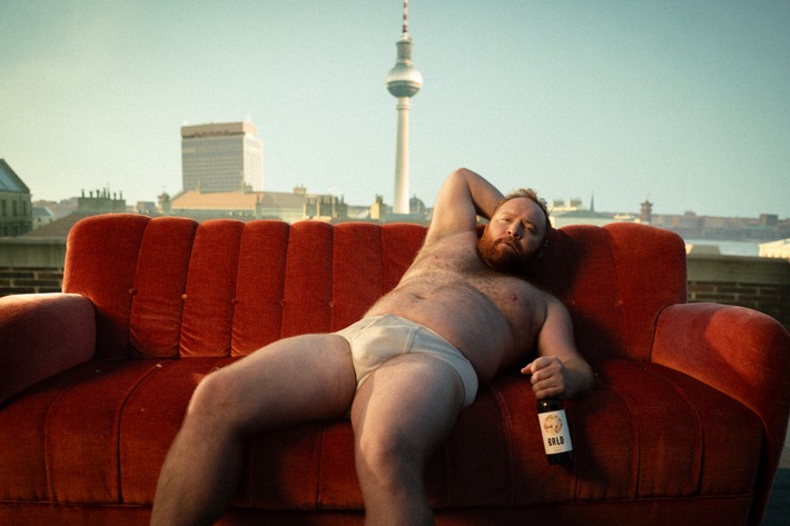 Calvin Klein Parodie wird zum internationalen Mega-Erfolg: Die Brauerei BRLO zieht blank und gibt Berliner Antwort auf Jeremy Allen White