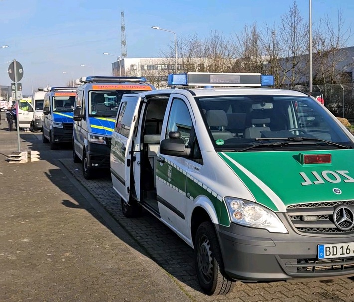 POL-DN: ROADPOL Truck & Bus: Zahlreiche Verstöße bei Lkw- und Buskontrollen festgestellt