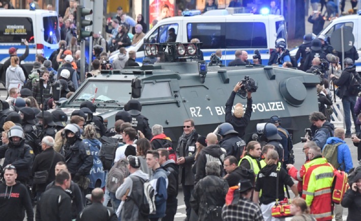dpa-Aufsichtsrat fordert besseren Schutz von Journalisten bei Demonstrationen Im Bild: Demonstration in Chemnitz, Szene vom 01.09.2018. ACHTUNG: Freie Verwendung nur in Zusammenhang mit Berichterstattung über die Resolution des dpa-Aufsichtsrats zum besseren Schutz von Journalisten bei Demonstrationen. (Foto: Boris Roessler/dpa). Weiterer Text über ots und www.presseportal.de/nr/8218 /