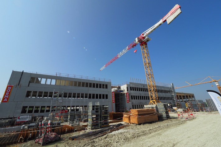 NORMA Frankreich: Der Discounter hat seine neue Landeszentrale mit Logistikzentrum im Rohbau fertiggestellt! / Nürnberger Handelsunternehmen feiert großes Richtfest im Nachbarland (FOTO)