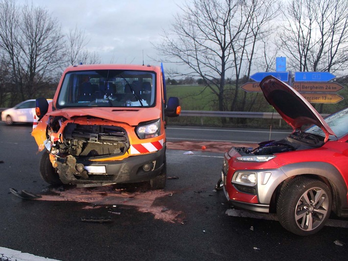 POL-DN: Sperrung nach Abbiegeunfall auf L241