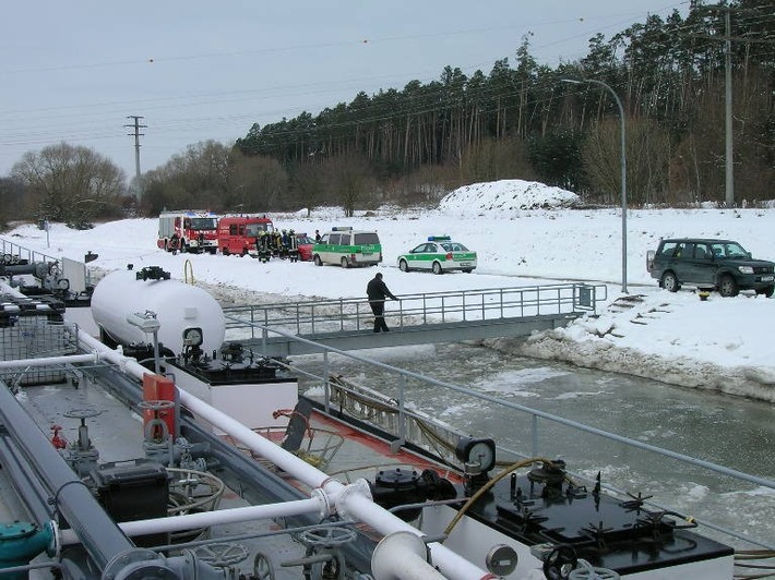 POL-MFR: (333)  Kanal für sechs Stunden gesperrt - Tankschiff drohte zu sinken - Bildveröffentlichung