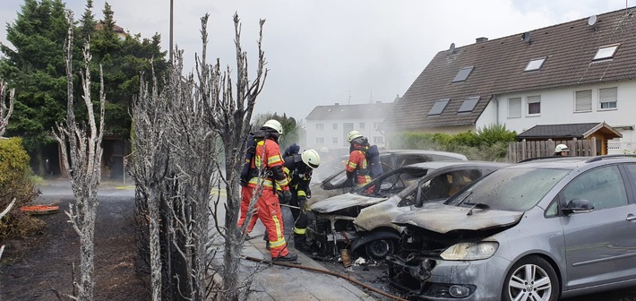 POL-ME: Mehrere Autos bei Heckenbrand beschädigt: Schaden von rund 100.000 Euro - Velbert - 1907151