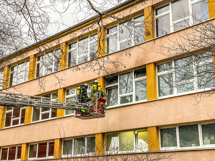 FW Dresden: Brand in der 101. Oberschule &quot;Johannes Gutenberg&quot;