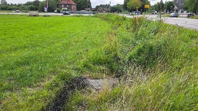 POL-STD: Unbekannter Autofahrer kommt in Bliedersdorf-Postmoor von der Straße ab und verursacht Unfall - Autofahrer flüchtet - Polizei sucht Verursacher und Zeugen, 25 Meter Krankabel entwendet